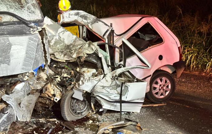 Homem morre em colisão entre carro e micro-ônibus na SC-496, em Descanso