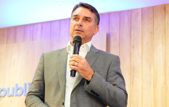 Flávio Bolsonaro afirma que PF determinou entrega de passaportes após visita ao pai