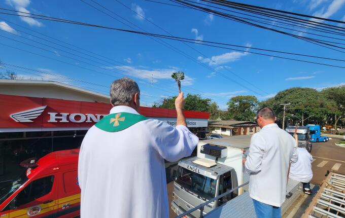 Motoristas recebem bênção na manhã deste domingo em Itapiranga