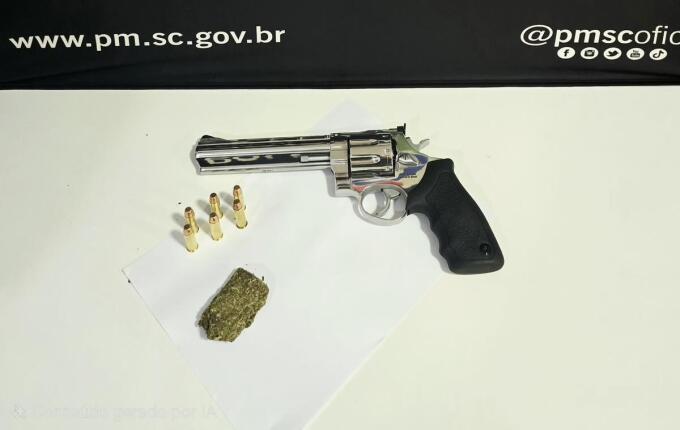 PM apreende arma, munições e maconha no bairro Bela Vista, em Maravilha