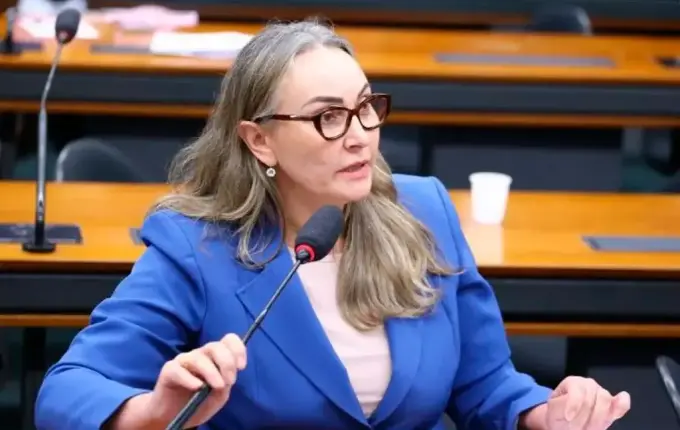 “Quem quer a verdade não teme”, diz Daniela Reinehr ao defender Flávio Bolsonaro