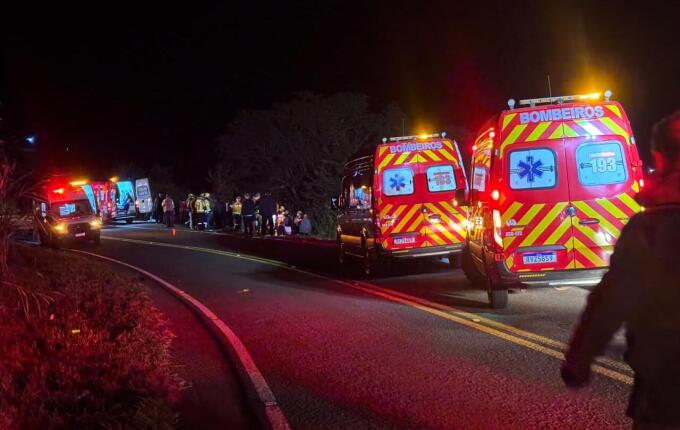 20 bombeiros foram mobilizados no acidente com ônibus na SC-492