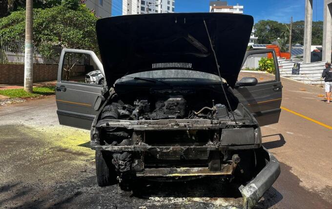 Incêndio atinge veículo no centro de São Miguel do Oeste