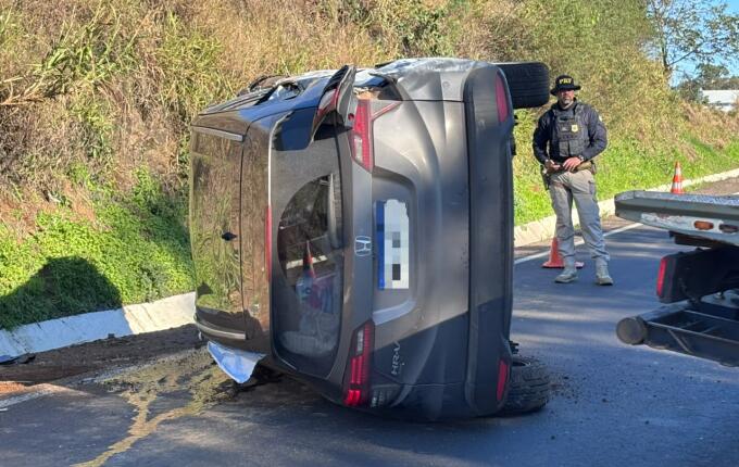 Três pessoas ficam feridas após saída de pista e capotamento na BR-163, entre SMO e Guaraciaba