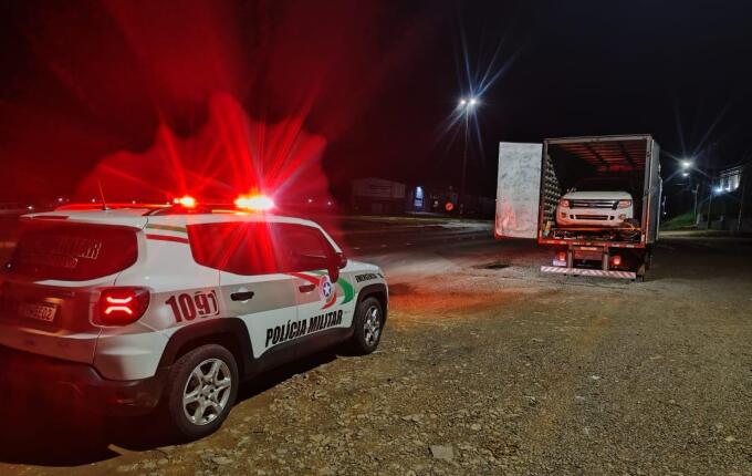 PM encontra caminhonete furtada dentro de caminhão e prende homem em São Lourenço do Oeste