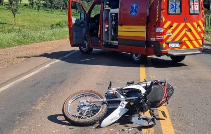 Colisão entre motocicleta e minicaminhão deixa jovem ferido na SC-163