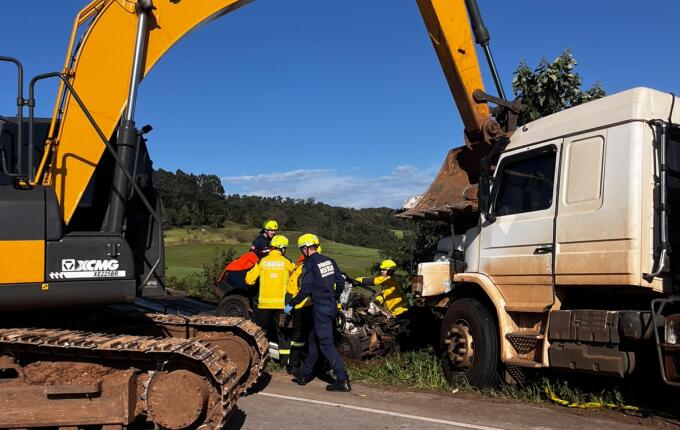 Duas pessoas morrem em colisão frontal entre carro e caminhão na BR-163 em São José do Cedro
