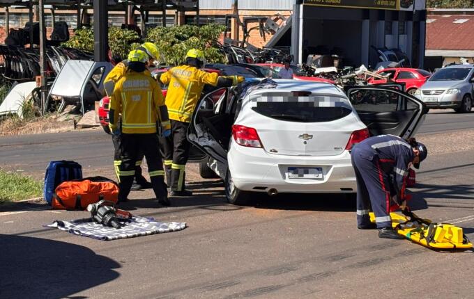 Colisão entre dois carros deixa três feridos na Willy Barth, em São Miguel do Oeste