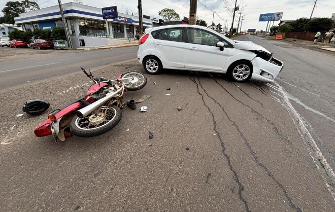 Acidente com carro deixa motociclista ferido na Willy Barth, em São Miguel do Oeste