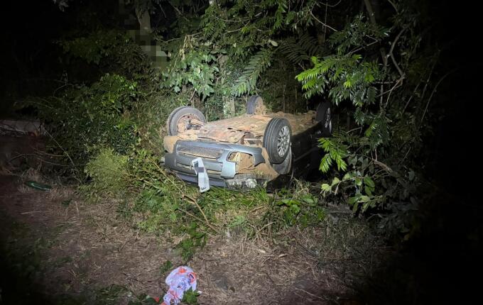 Veículo sai da pista e capota na BR 282, interior de SMOeste