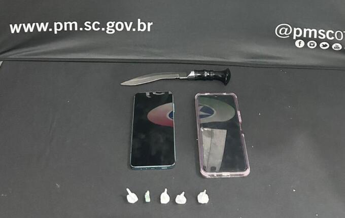 Homem é preso por tráfico de drogas e porte de arma branca em São Miguel do Oeste