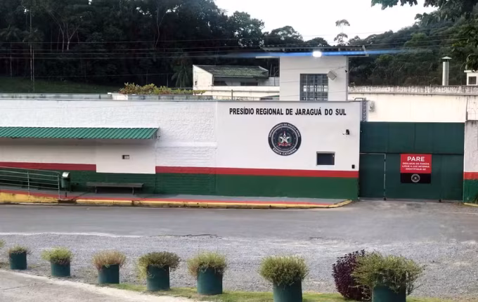 Casal suspeito de estuprar pessoas surdas atendidas por instituição por 9 anos é preso em SC