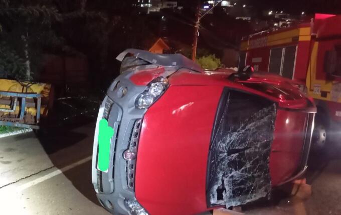 Capotamento no centro de Guaraciaba deixa motorista ferido