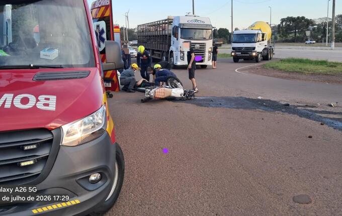 Colisão entre moto e máquina agrícola deixa homem ferido na BR 163