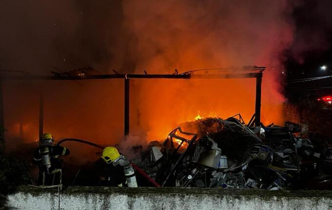 Prejuízo em empresa de recicláveis chega a R$ 90 mil após incêndio na madrugada, em SMO