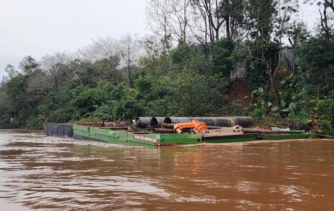 Cheia do Rio Guarita e balsa à deriva suspendem a travessia no Rio Uruguai durante a noite