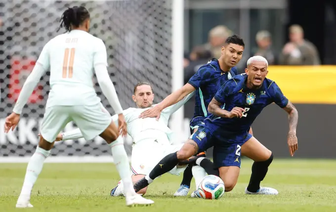 Com um a mais, Brasil perde para a França em amistoso