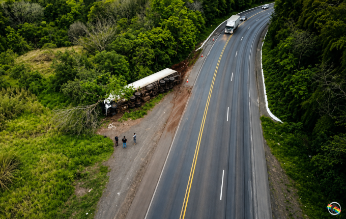 Carreta sai da pista e tomba na BR-282 entre São Miguel do Oeste e Maravilha