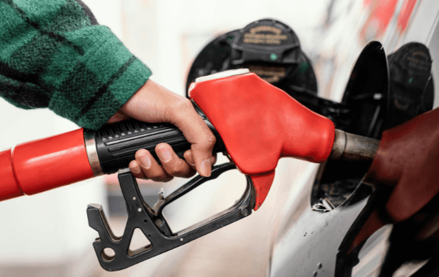 Petrobras deve aumentar preço da gasolina em breve, diz presidente da estatal
