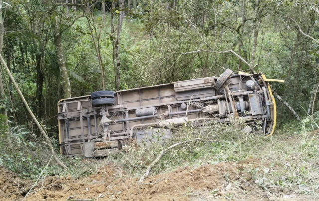 Ônibus escolar tomba em ribanceira com 10 crianças em SC