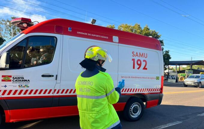 Colisão entre moto e carro deixa jovem com fratura exposta na SC-492 em São Miguel do Oeste