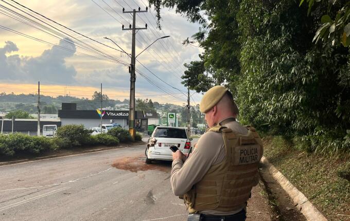 Homem foge de abordagem, sofre acidente e é preso com cocaína na Willy Barth