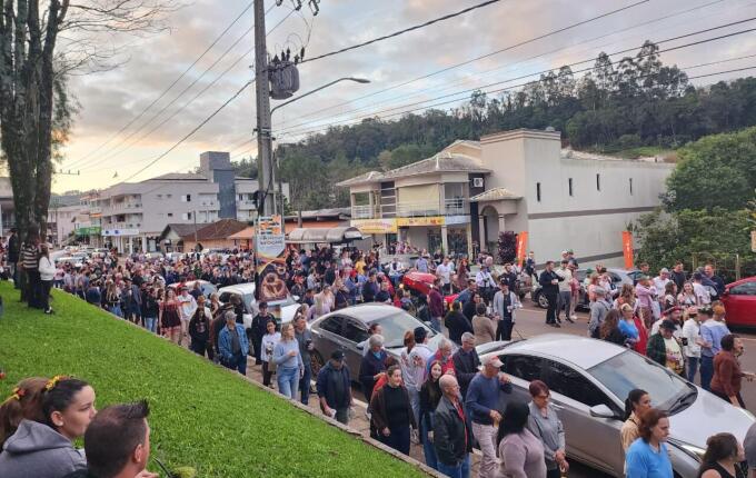Desfile do Bierwagen lota centro de São João do Oeste na 16ª Deutsche Woche