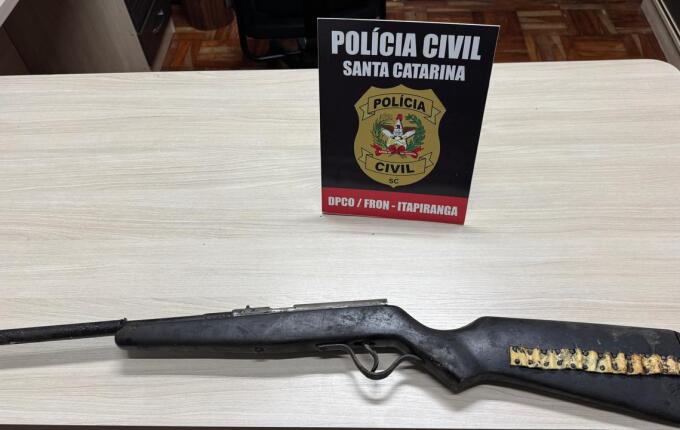 Polícia Civil apreende arma em investigação de tráfico de drogas em Itapiranga