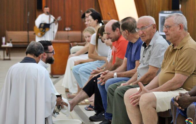 Missa de Lava-Pés abre celebrações do Tríduo Pascal em São Miguel do Oeste