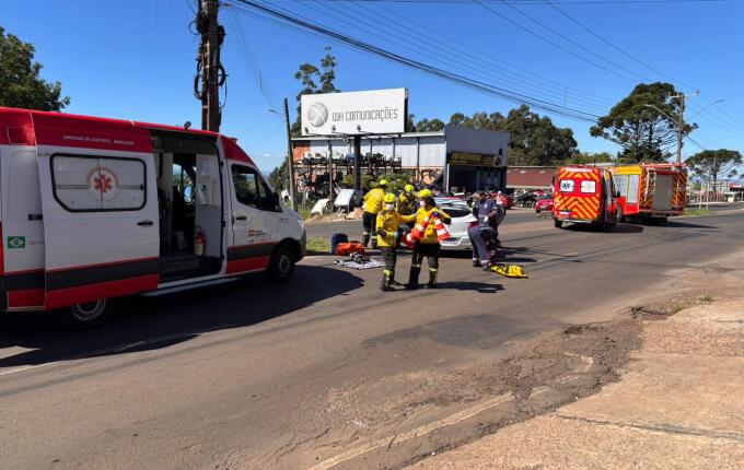 Colisão entre dois carros deixa três feridos na Willy Barth, em São Miguel do Oeste