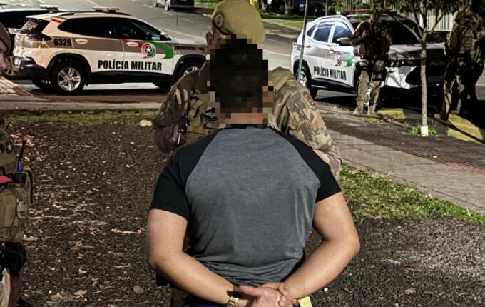 Homem e mulher são presos por tráfico de drogas após abordagem da PM em São Miguel do Oeste