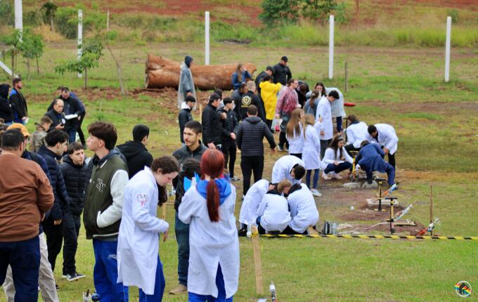 Mostra de lançamento de foguetes reúne cerca de 250 estudantes em São Miguel do Oeste