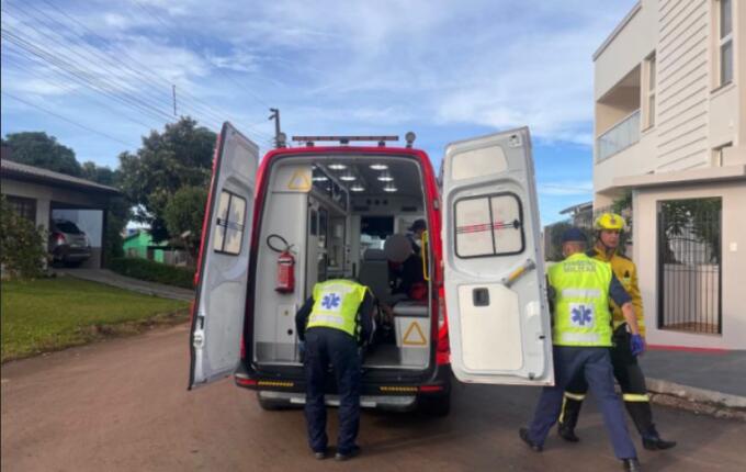 Queda de motocicleta deixa adolescente ferida em São Miguel do Oeste