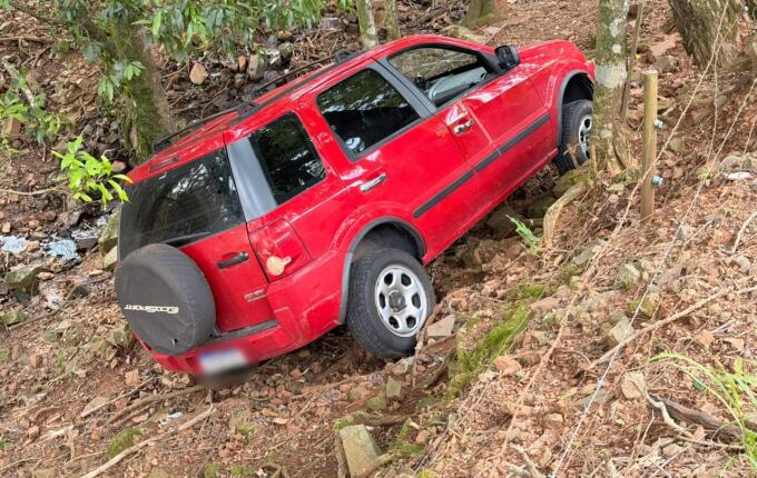 Carro capota e cai em barranco no bairro Estrela, em São Miguel do Oeste