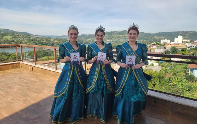 Soberanas de Tunápolis visam a Rádio Itapiranga para divulgação da 16ª Efacitus