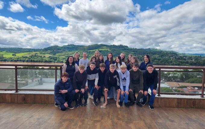 Alunos da escola de Pitangueira visitam Rádio Itapiranga