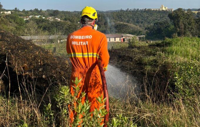 Incêndio atinge área de vegetação às margens da BR-158, em Cunha Porã