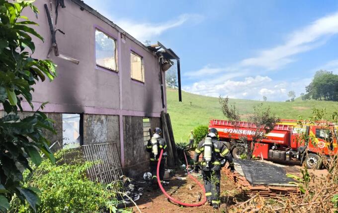 Incêndio destrói residência no interior de Descanso