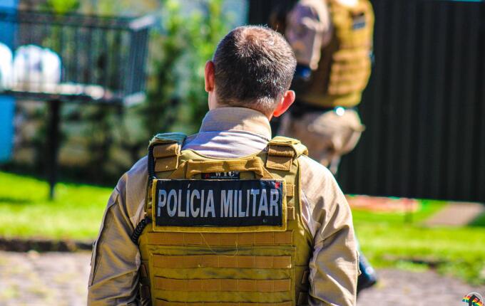 Homem é preso após ameaçar esposa acamada com facão em município da região