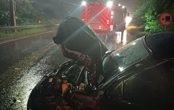 Motoristas saem ilesos de acidente entre carro e caminhão em Itapiranga