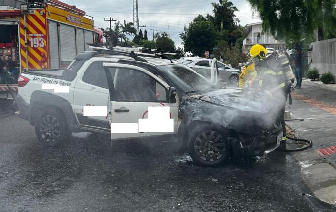Carro pega fogo no centro de São Miguel do Oeste