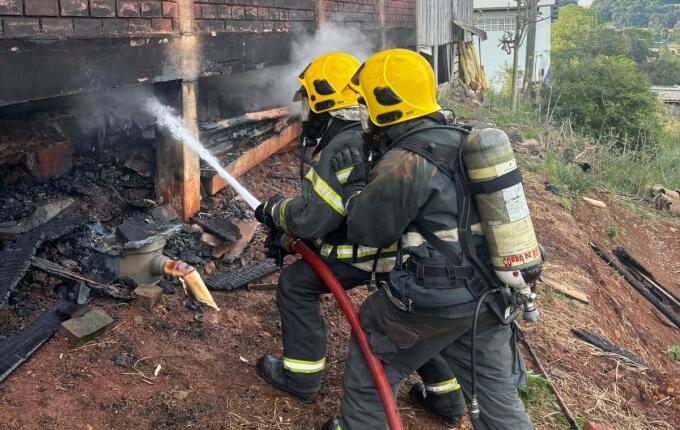 Fogo atinge cerca de 50 metros quadrados de barracão em Cunha Porã