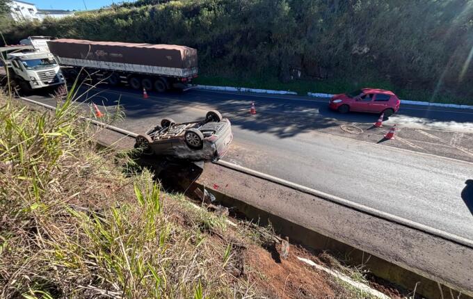 Três pessoas ficam feridas após saída de pista e capotamento na BR-163, entre SMO e Guaraciaba