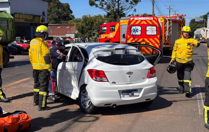 Colisão entre dois carros deixa três feridos na Willy Barth, em São Miguel do Oeste