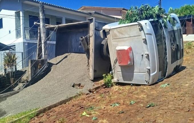 Caminhão tomba e atinge rede elétrica em Palmitos