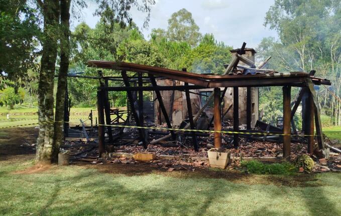 Casa é destruída por incêndio no interior de Maravilha