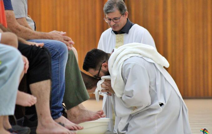 Missa de Lava-Pés abre celebrações do Tríduo Pascal em São Miguel do Oeste