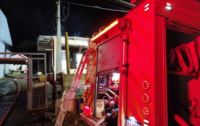 Casa pega fogo durante a madrugada e mobiliza bombeiros em Maravilha