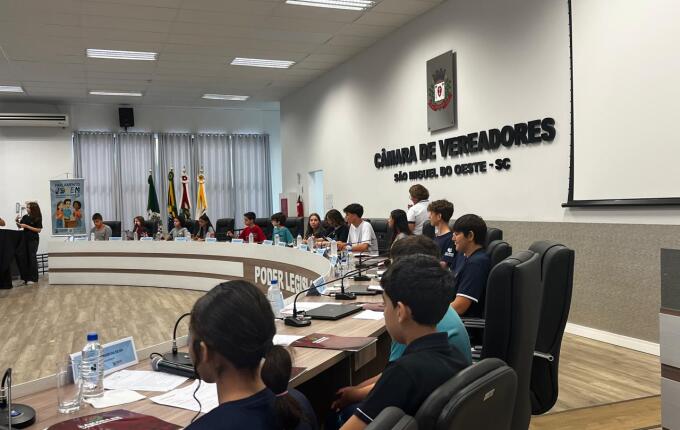 Jovens parlamentares são diplomados e elegem Mesa Diretora em São Miguel do Oeste