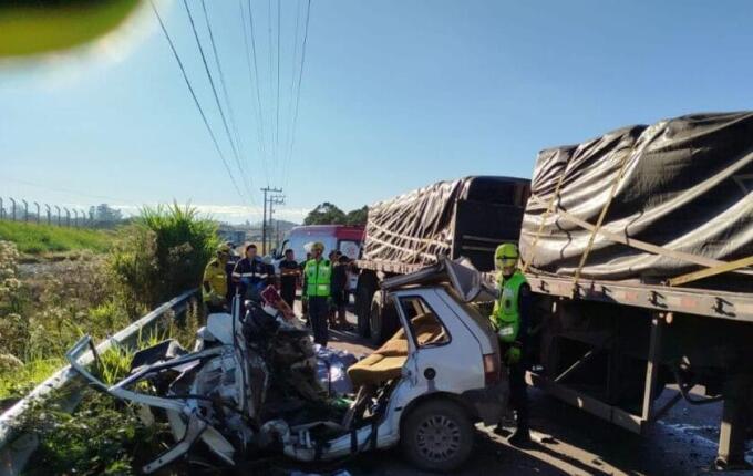 Acidente com carreta mata cinco pessoas em rodovia de SC